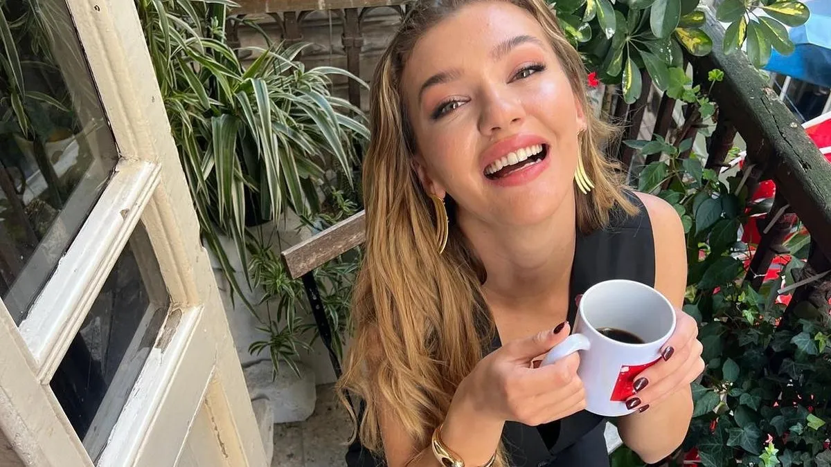 Oyuncu Melisa Döngel’in kız kardeşi güzelliğiyle baş döndürdü! Görenler “Ablasını solladı” diyor…