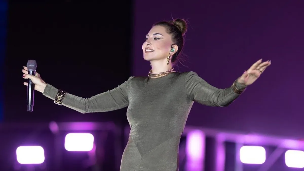 Ebru Yaşar Antalyalıları coşturdu