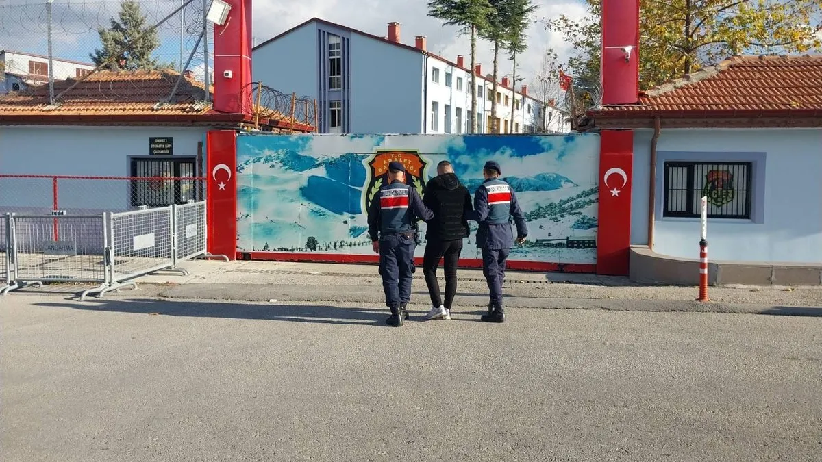 Maskeli soyguncu ev sahibine bıçak dayayarak kendi hesabına 70 bin TL havale yaptırdı: Son hamlesi ise şaşkına çevirdi!