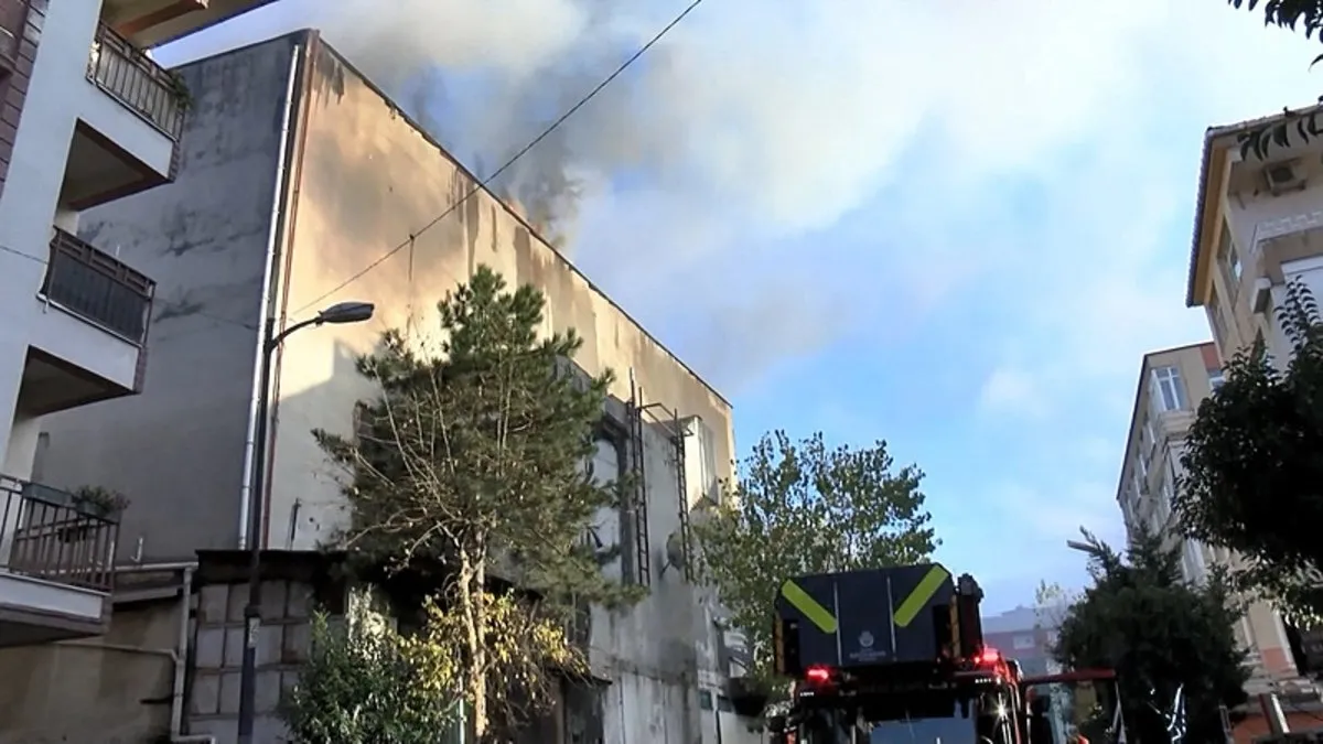 Şişli’de yıkımı devam eden 4 katlı bina yandı!