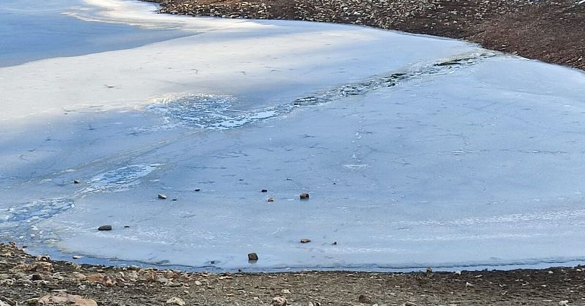 Küçük çocuk buz tutan gölette yürümek istedi! Ölüme gidiş!
