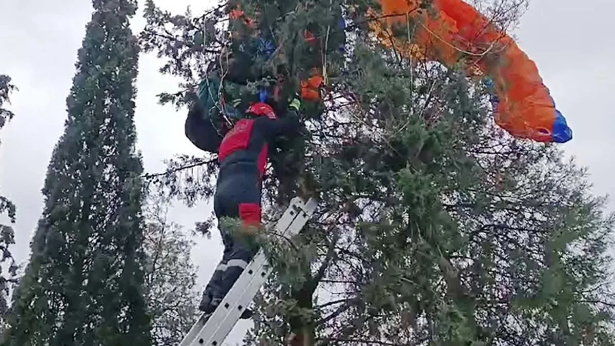 Pamukkale’de yürekleri ağza getiren olay: Yamaç paraşütü pilotu kadın, ağaçta mahsur kaldı!