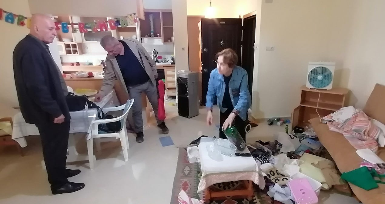 Yazlıklara giren hırsızlar pişkinlikte sınır tanımadı