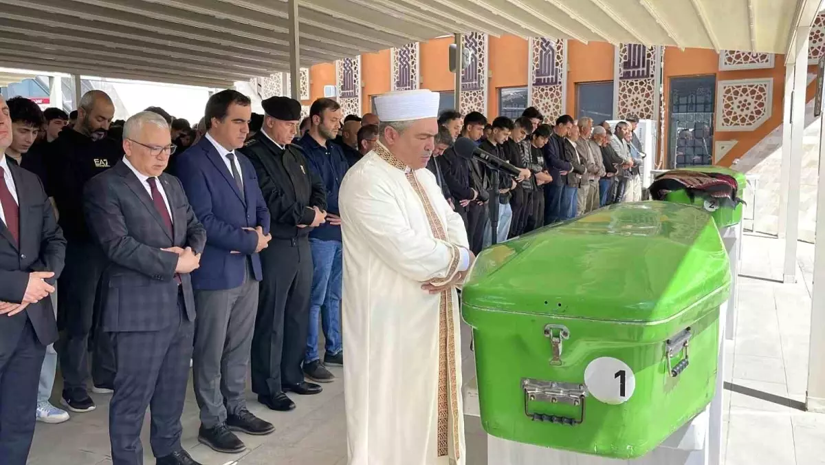 Sivas’ta Kardeş Cinayeti: İki Genç Toprağa Verildi